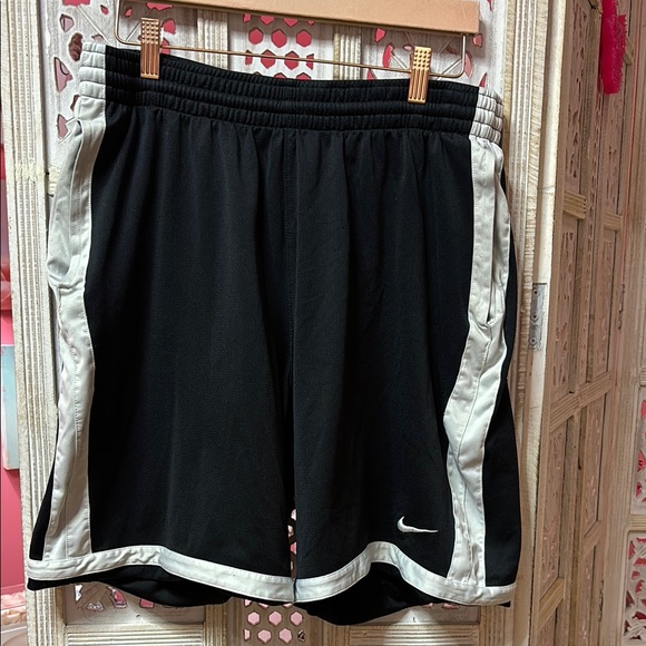 Nike Men’s Black and White Athletic Shorts Size: Large - Picture 1 of 4